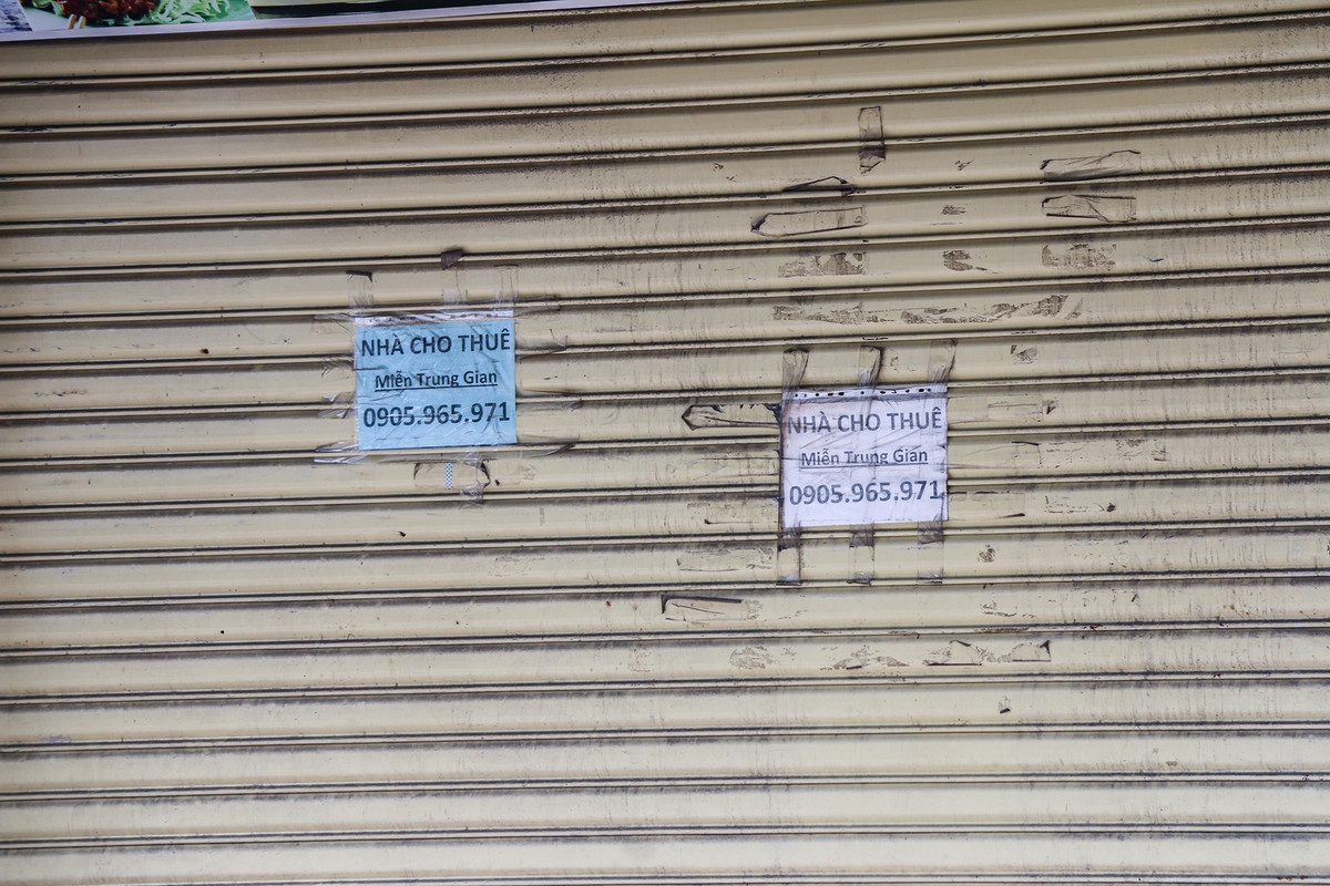 Những tờ rơi cho thuê, sang nhượng như thế này đã được chủ mặt bằng treo gần 3 năm nay. "Lúc chưa dịch tôi cho thuê 60 triệu/tháng. Nay dù giảm giá còn 1/3, nhưng hơn 2 năm rồi chưa tìm được khách thuê lại", chủ mặt bằng này cho biết.