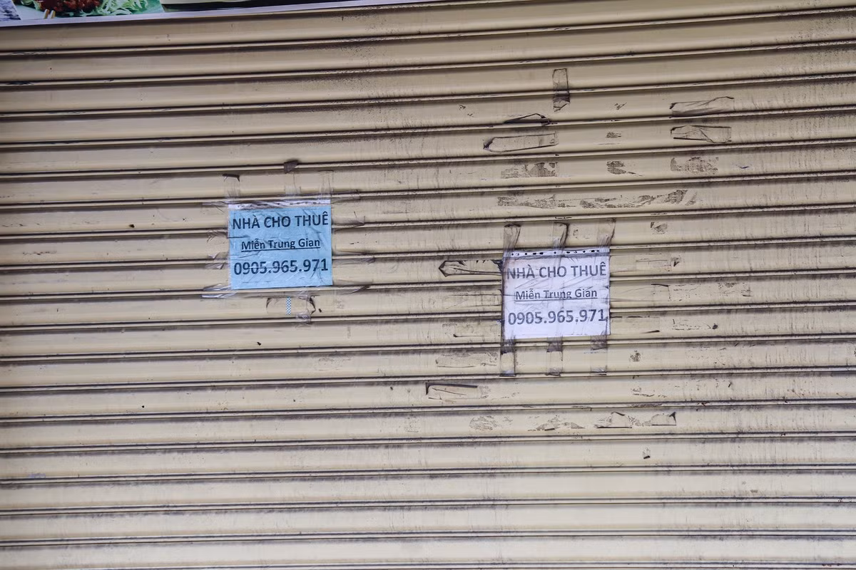 Những tờ rơi cho thuê, sang nhượng như thế này đã được chủ mặt bằng treo gần 3 năm nay. "Lúc chưa dịch tôi cho thuê 60 triệu/tháng. Nay dù giảm giá còn 1/3, nhưng hơn 2 năm rồi chưa tìm được khách thuê lại", chủ mặt bằng này cho biết.
