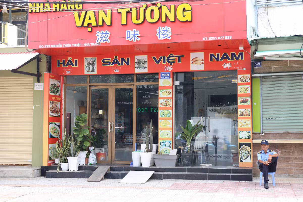 Một số cửa hàng kinh doanh ăn uống đã mở cửa trở lại nhưng số lượng khách vẫn chưa nhiều. "Hồi xưa nơi này chủ yếu phục vụ khách Nga, Trung Quốc mà nay 2 thị trường này chưa quay lại nên vắng lắm, mở cửa mà không có khách ăn", quản lý cửa hàng này cho biết.