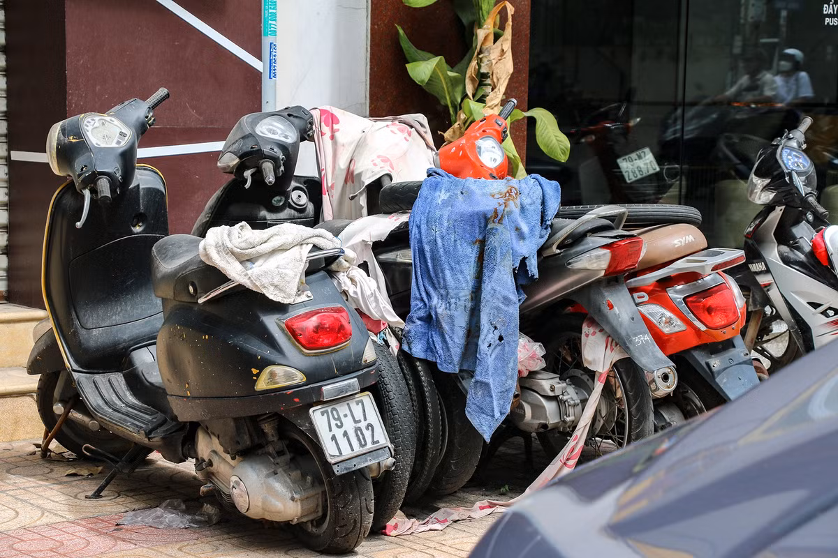 Xe máy dành cho khách du lịch thuê bị vứt lại trên vỉa hè không người trông giữ.