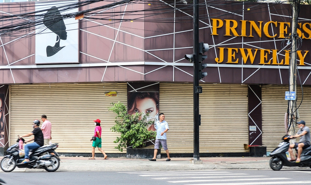 Bước vào mùa cao điểm du lịch trong năm, loạt khách sạn, khu nghỉ dưỡng ở phố Tây (TP Nha Trang, tỉnh Khánh Hòa) được kỳ vọng sẽ đón tiếp hàng triệu du khách cả trong và ngoài nước. Tuy nhiên, việc các chặng bay quốc tế chưa được mở lại khiến cả khu vực này rơi vào cảnh vắng vẻ, đìu hiu.