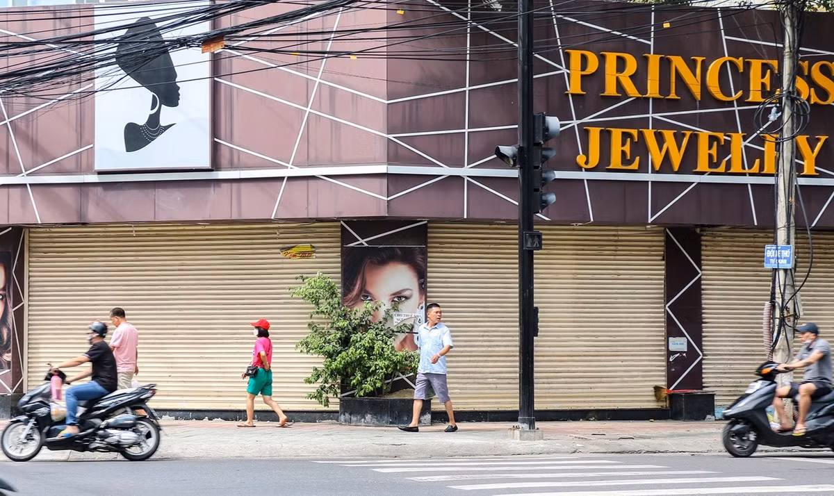 Bước vào mùa cao điểm du lịch trong năm, loạt khách sạn, khu nghỉ dưỡng ở phố Tây (TP Nha Trang, tỉnh Khánh Hòa) được kỳ vọng sẽ đón tiếp hàng triệu du khách cả trong và ngoài nước. Tuy nhiên, việc các chặng bay quốc tế chưa được mở lại khiến cả khu vực này rơi vào cảnh vắng vẻ, đìu hiu.