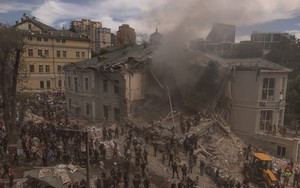 Người dân trên thế giới vật vã trong nắng nóng, nơi thì tắm sông hồ, nơi vui chơi bên đài phun nước