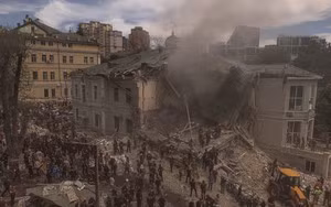 Người dân trên thế giới vật vã trong nắng nóng, nơi thì tắm sông hồ, nơi vui chơi bên đài phun nước