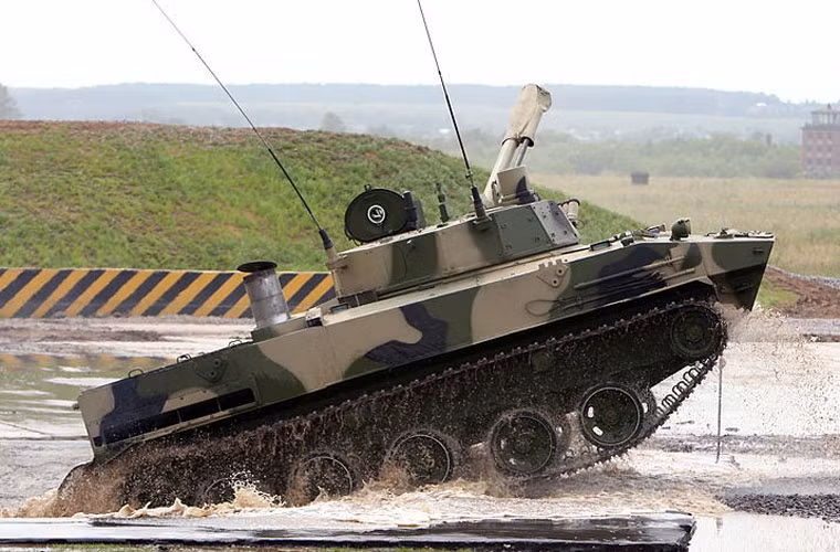 Ngoài 2 loại vũ khí mạnh mẽ này, BMD-4M còn trang bị một đại liên PKT 7,62mm và súng phóng lựu tự động AGS-30.