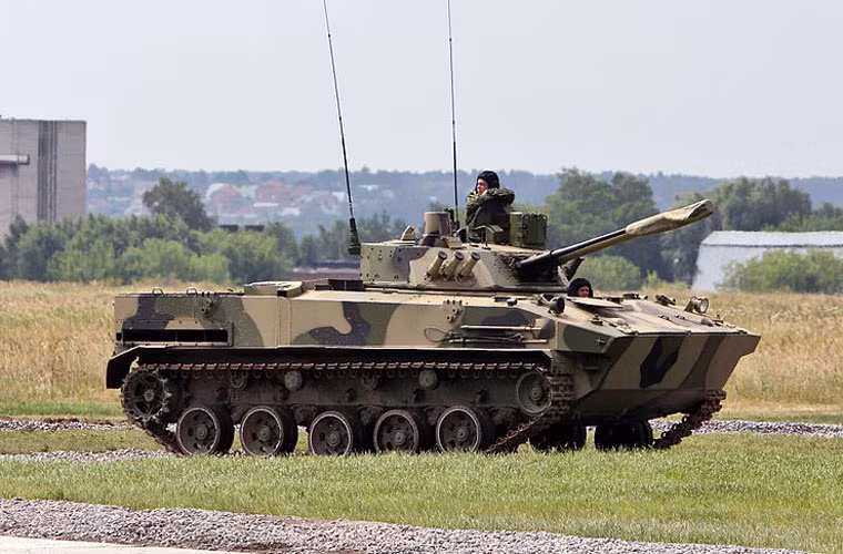 Bù lại, nếu như thua thiệt về giáp thì BMD-4M lại có hỏa lực cực mạnh – tương đương với xe tăng chiến đấu chủ lực. Theo đó, nó được trang bị tháp pháo Bakhcha U khá giống với mẫu xe chiến đấu bộ binh BMP-3 – hỏa lực của loại xe này được xem là mạnh nhất trong làng xe chiến đấu bộ binh nói chung – đủ sức hủy diệt mọi loại xe tăng, thiết giáp trên thế giới.