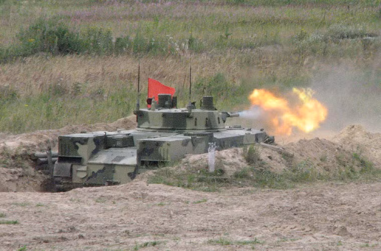 Hỏa lực chính của BMD-4M là pháo nòng xoắn 2A70 100mm có thể tiêu diệt hiệu quả mục tiêu với đạn thông thường ở cự ly 7km. Nó cũng được tích hợp khả năng phóng tên lửa chống tăng tự dẫn lade 9M117M1 Arkan với tầm bắn 5,5km. Pháo chính trang bị hệ thống nạp đạn tự động cho tốc độ bắn khoảng 10-12 phát/phút.