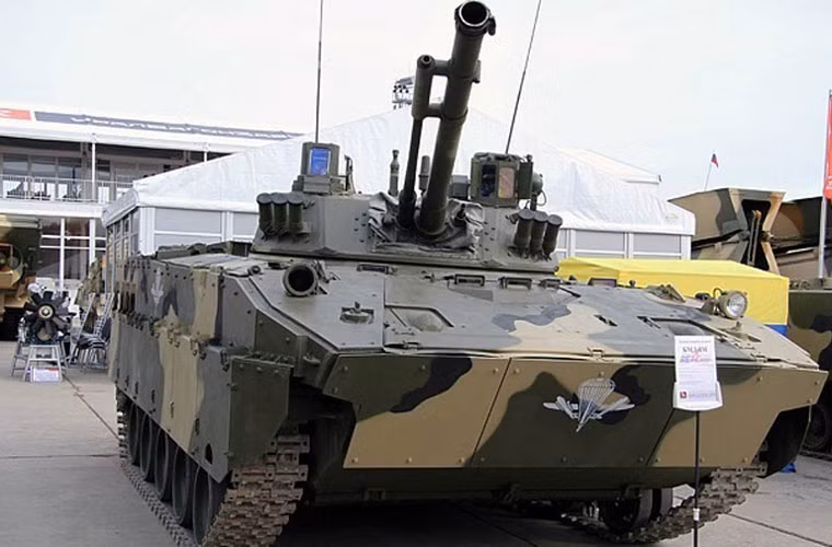 Tương tự như thiết kế xe chiến đấu đổ bộ đường không trước đây, BMD-4M có trọng lượng khá nhẹ (13,5 tấn) cho phép máy bay vận tải hạng trung có thể chở và thả dù xuống mặt đất. Nó có chiều dài 6,4m, rộng 3,1m, cao 2,5m.