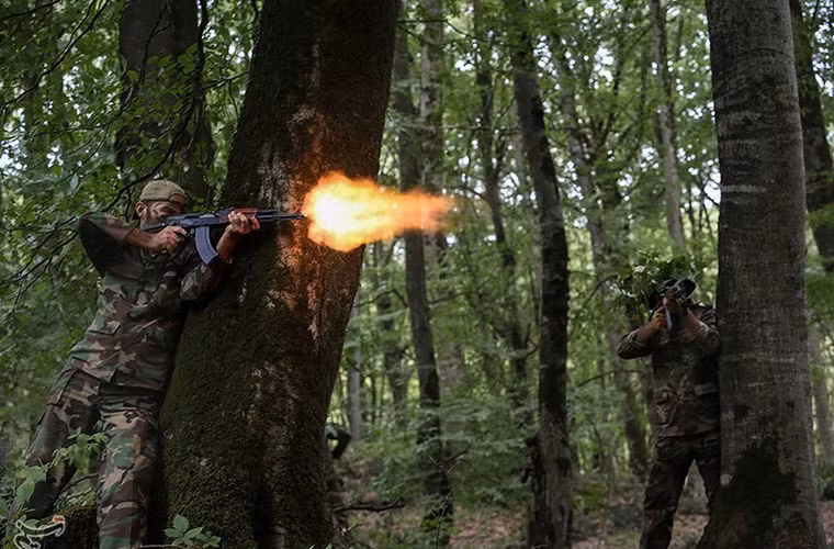 Tấn công kẻ địch bằng súng AK. Dù là lực lượng đặc biệt nhưng trang bị của Fatehin chủ yếu là như lính bộ binh thường của quân đội.