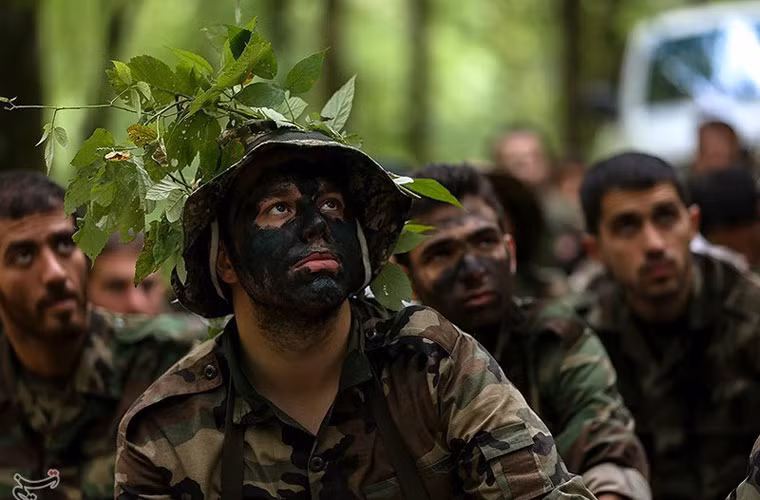 Tuy là lực lượng bán quân sự nhưng Basij vẫn có trong tổ chức các đơn vị tác chiến đặc biệt – đội Fatehin.Trong ảnh là các chiến binh của đơn vị tác chiến đặc biệt Fatehin trong cuộc diễn tập trên rừng núi, địa hình hiểm trở.