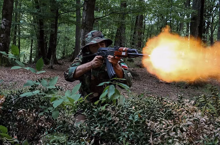 Lực lượng bán quân sự Basij được thành lập vào năm 1979 theo lệnh của lãnh tụ Cách mạng Hồi giáo Ayatollah Khomeini. Hiện nay, Basij thực hiện các nhiệm vụ hỗ trợ thực thi pháp luật, an ninh nội địa...với quân số thường trực khoảng 90.000 người.