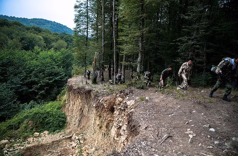 Các chiến binh Basij hành quân.