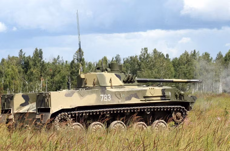 Đồng trục với pháo chính là pháo tự động cao tốc 2A72 30mm với cơ số đạn 500 viên (245 viên đạn nổ mạnh và phần còn lại là đạn xuyên có guốc giảm cỡ nòng). Với loại đạn xuyên giáp, BMD-4M có khả năng xuyên giáp thép dày 22mm từ cự ly 2.000m với góc chạm 60 độ. Như vậy, pháo 30mm trên BMD-4M có khả năng xuyên phá giáp xe bọc thép hạng nhẹ.