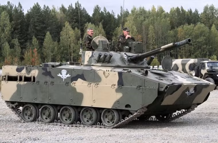 Tuy nhiên, để giảm tối đa trọng lượng như vậy khiến BMD-4M phải hi sinh lớp giáp bảo vệ. Nó chỉ có lớp giáp thép mỏng cho phép chống đạn súng máy hoặc mảnh văng đạn pháo.