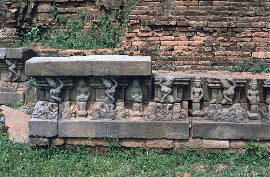 Tác phẩm điêu khắc đá ở chân tháp Chiên Đàn, 1992. Tuy kiến trúc không còn nguyên vẹn, nhưng tháp Chiên Đàn là một trong số ít tháp Chăm còn lưu giữ lại được những tác phẩm điêu khắc bằng đá rất sinh động. Ảnh: Hpgrumpe.de.
