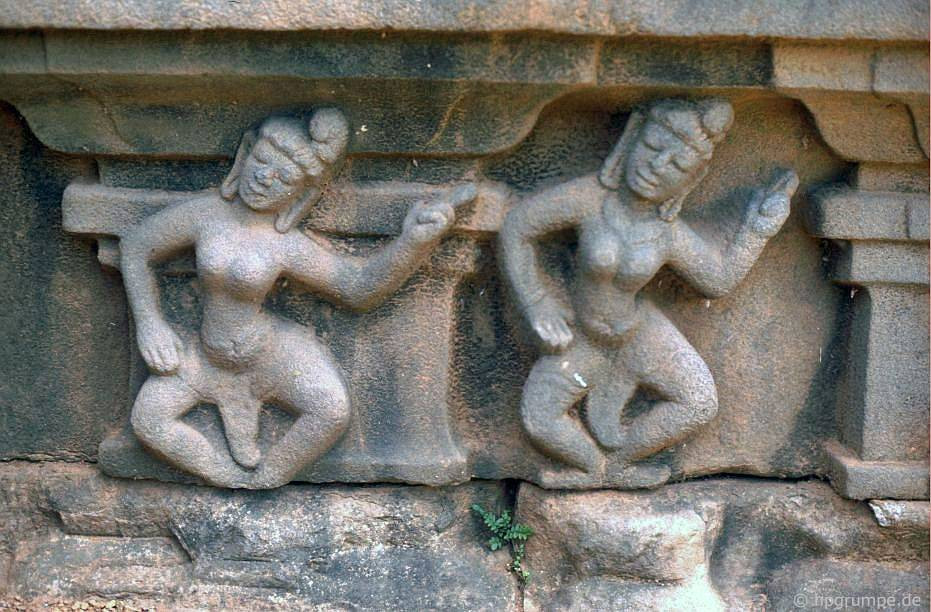 Dựa vào các yếu tố kiến trúc và điêu khắc trên, các nhà nghiên cứu đã xếp tháp Chiên Đàn vào nhóm tháp thuộc phong cách chuyển tiếp giữa phong cách Mỹ Sơn A1 và phong cách Bình Định. Ảnh: Hpgrumpe.de.