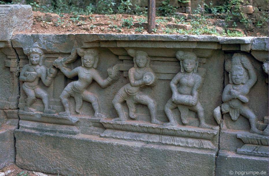 Các vũ nữ mình trần nhảy múa uyển chuyển trong các vũ điệu Chăm cổ xưa. Ảnh: Hpgrumpe.de.