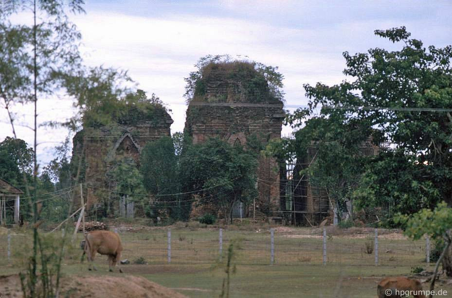 Tháp Chiên Đàn năm 1991. Cả ba ngôi tháp đều thuộc loại tháp Chăm truyền thống: Tháp vuông có các tầng mái, và rất giống nhau về hình dáng, cấu trúc, trang trí, trong đó tòa tháp trung tâm cao hơn các tháp còn lại. Ảnh: Hpgrumpe.de.