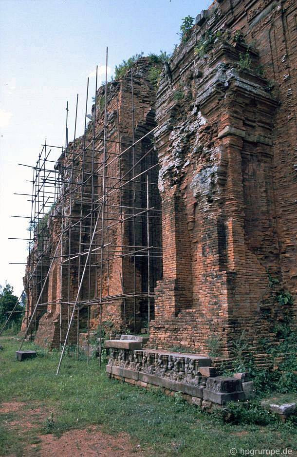 Các giàn giáo được dựng ở mặt trước tháp Chiên Đàn, 1992. Bên cạnh ba ngọn tháp còn đứng vững, quanh khu vực tháp Chiên Đàn còn rất nhiều nền móng của những công trình đã sụp đổ, cho thấy quy mô bề thế của khu đền tháp trong thời kỳ thịnh vượng. Ảnh: Hpgrumpe.de.