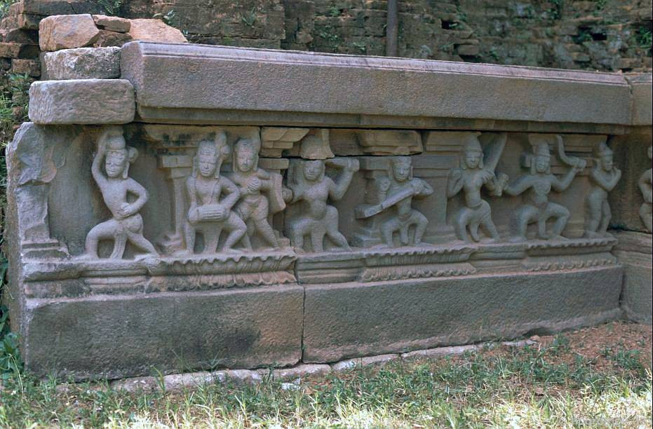 Đó là những mảng phù điêu bằng đá ốp tại chân tháp, lấy cảm hứng từ sử thi Ramayana của Ấn Độ. Ảnh: Hpgrumpe.de.