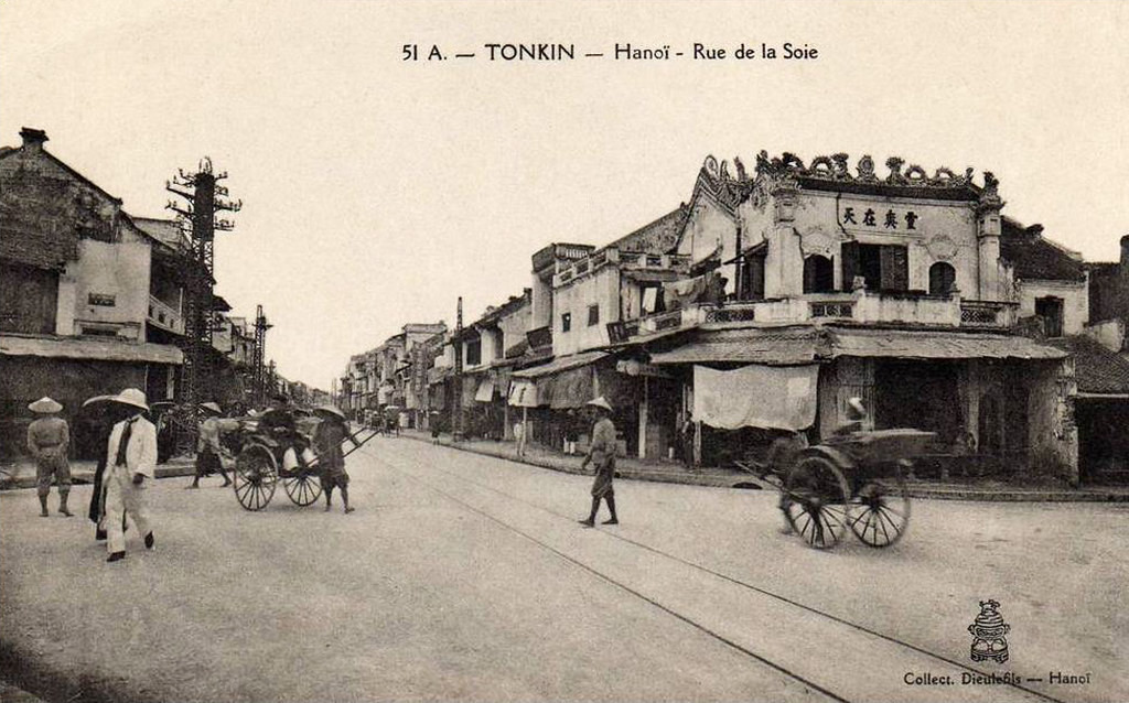 Các ngôi nhà trên phố đều được xây hai tầng. Ảnh: manhai / Flickr.