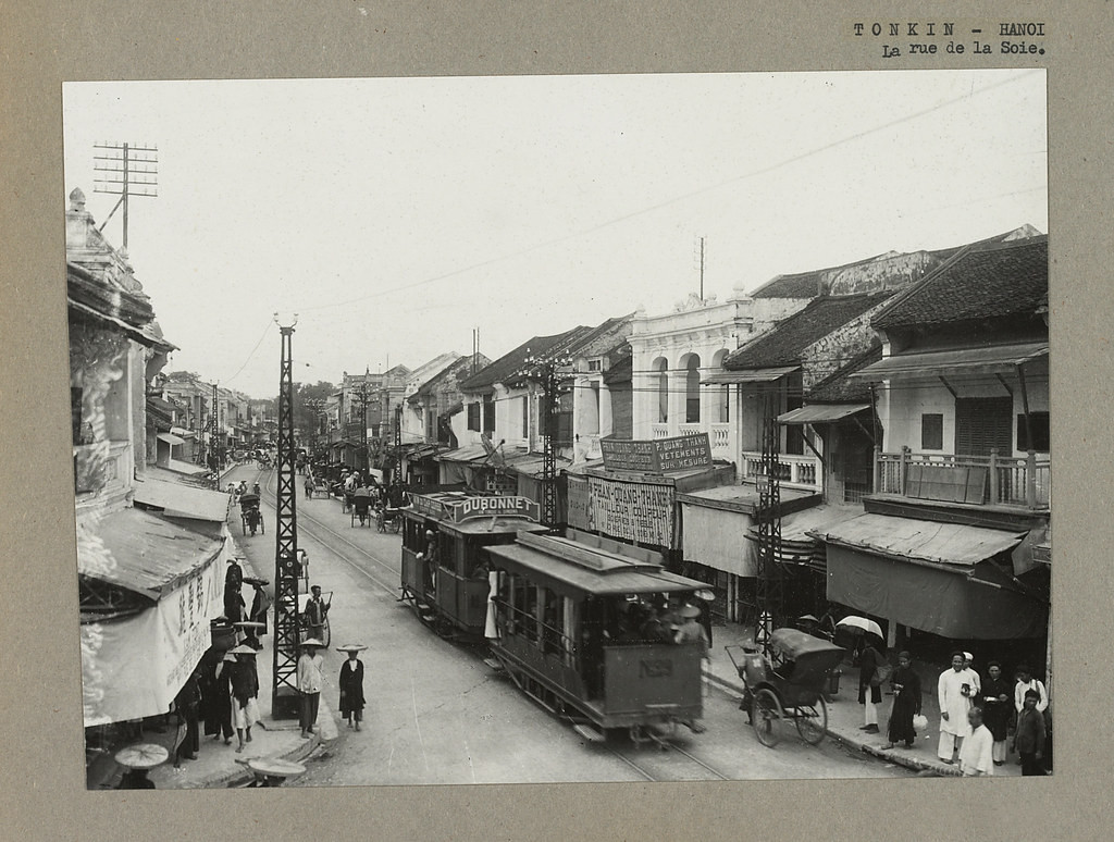 Tàu điện chạy qua phố Hàng Đào, thập niên 1920. Ảnh: manhai / Flickr.