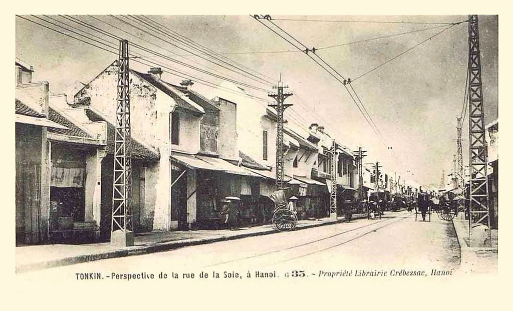 Hai bên phố có những hàng cột điện bằng sắt cao vút. Ảnh: manhai / Flickr.