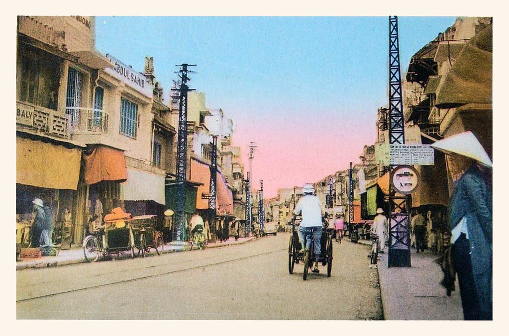 Phố Hàng Đào trên một bưu thiếp tô màu của Pháp xưa. Ảnh: manhai / Flickr.