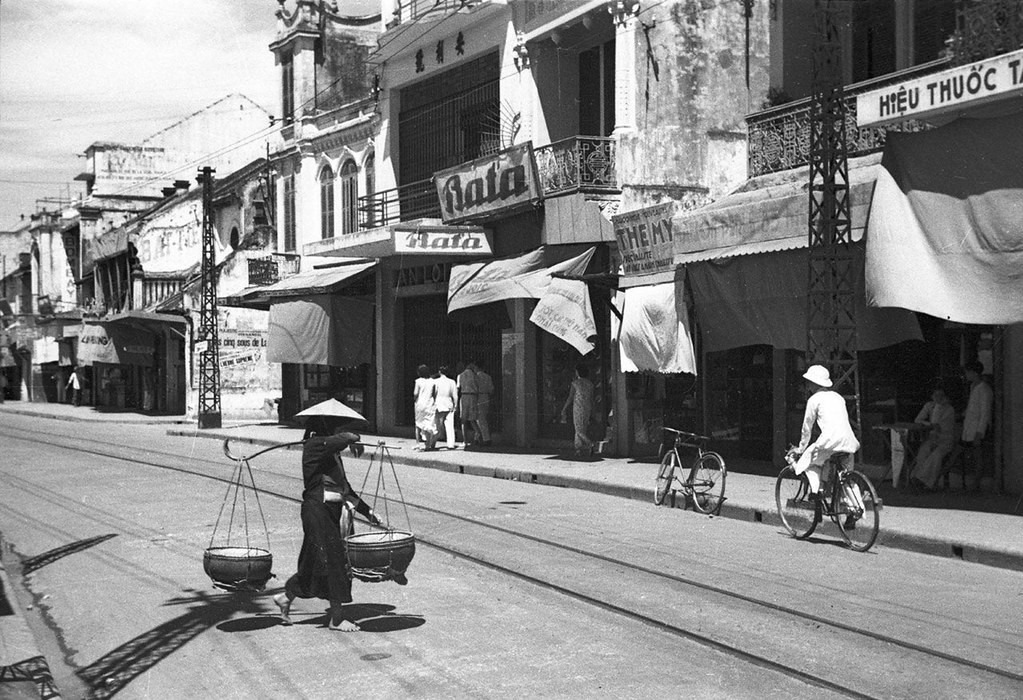 Phố Hàng Đào năm 1940. Ảnh: manhai / Flickr.