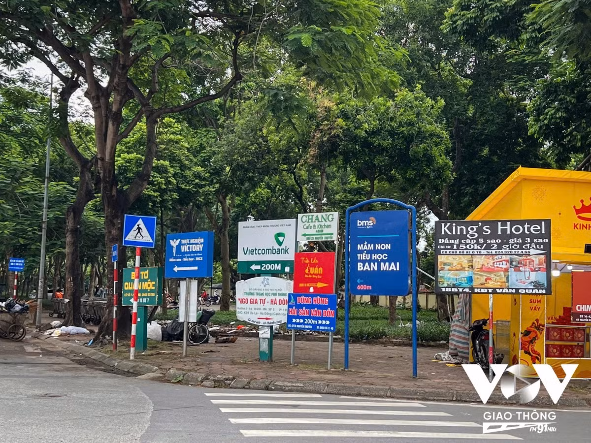 Ông Phong (Hà Đông, Hà Nội) rất bức xúc lúc đi trên đường bị loạn mắt bởi những biển quảng cáo gây cản trở khi tham gia giao thông: “Tôi đi đường gặp nhiều bảng hiệu quảng cáo lấn chiếm lòng lề đường vỉa hè, thậm chí có chỗ người ta dán tờ rơi lên biển báo giao thông. Rất khó chịu vì nó gây loạn mắt, cản trở tầm nhìn. Tình trạng này diễn ra, vừa khiến người dân khó nhận biết biển báo, vừa gây mất mỹ quan đô thị”.