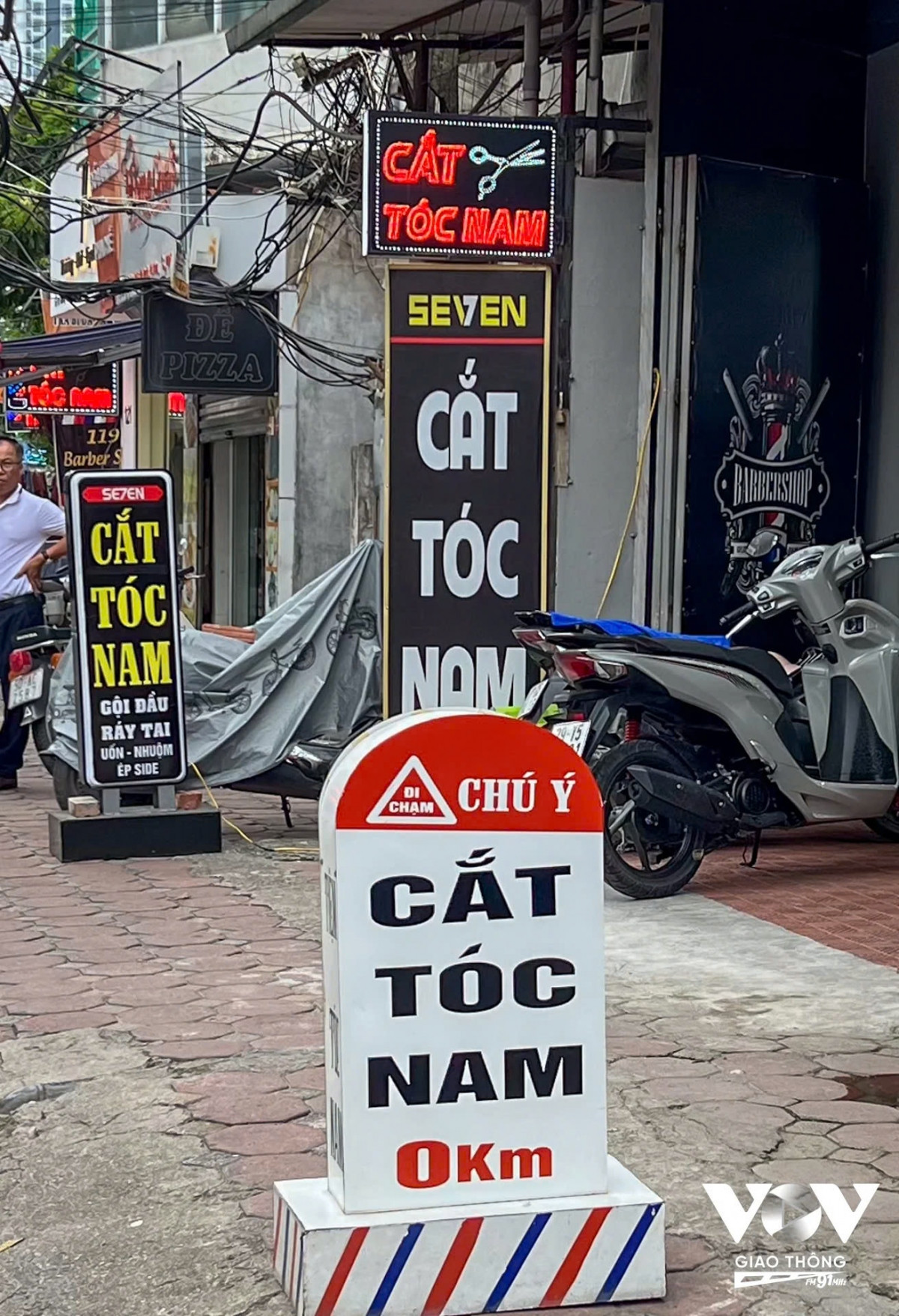 Ảnh: Biển quảng cáo “đạo nhái” cột mốc giao thông nhằm gây chú ý tới khách hàng nhưng điều này là sai quy định