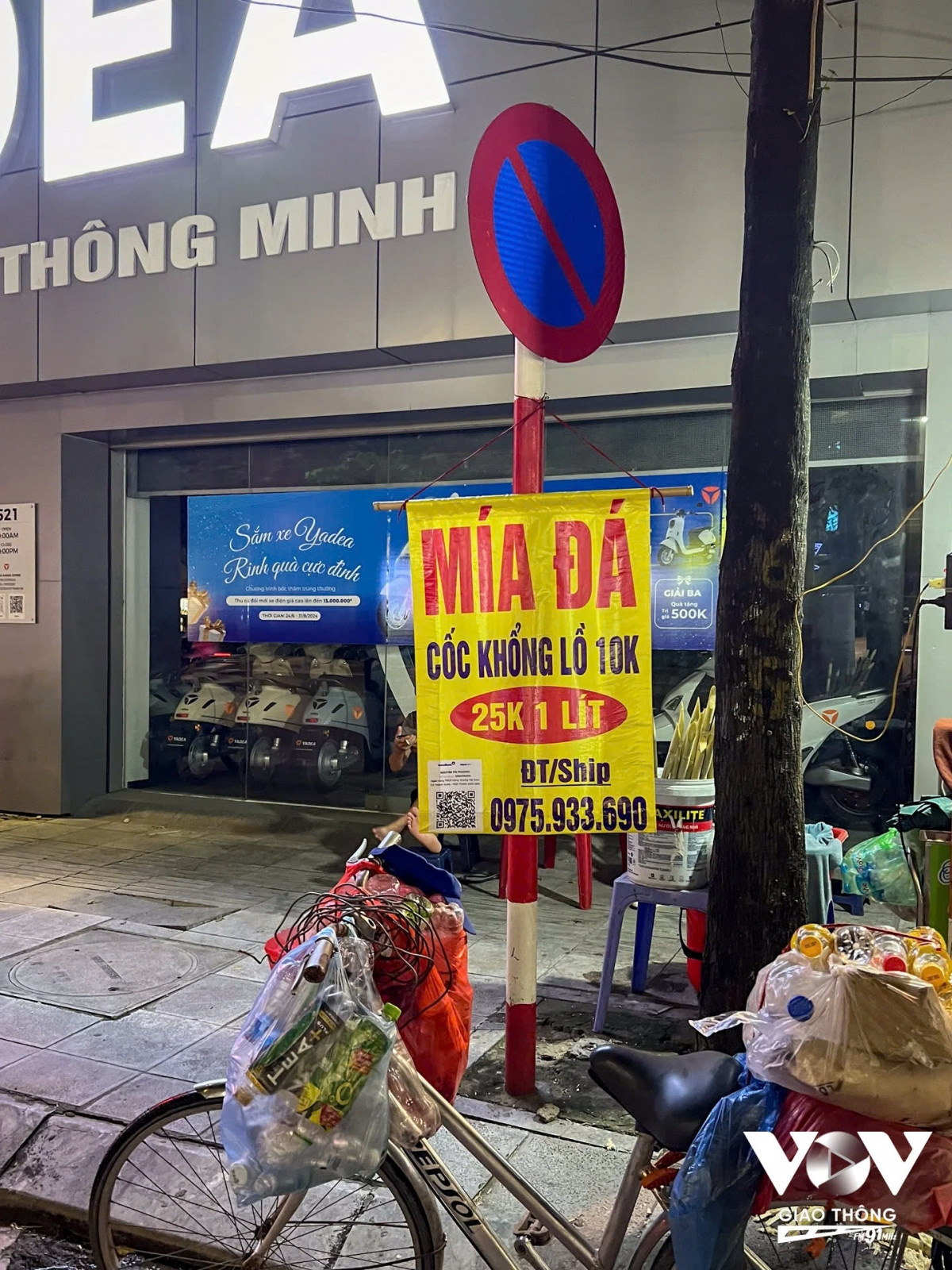 Trên đường Nguyễn Trãi chủ quán nước vỉa hè ngang nhiên treo biển hiệu lên cột biển báo cấm. Điều đáng nói là vị trí cắm biển báo này chưa thực sự phù hợp, biển cấm bị cắm sau thân cây và bị che khuất