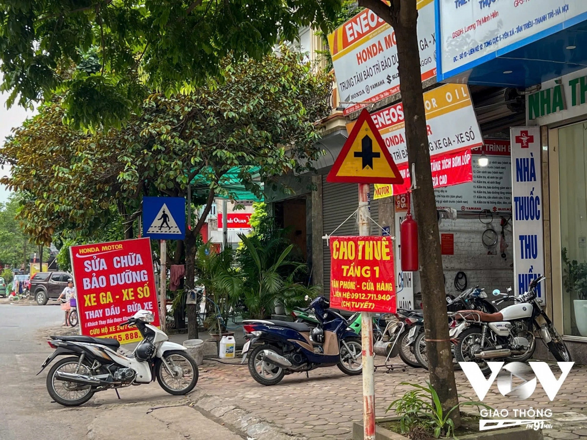 Người dân trưng dụng treo biển báo giao thông để quảng cáo cho thuê nhà