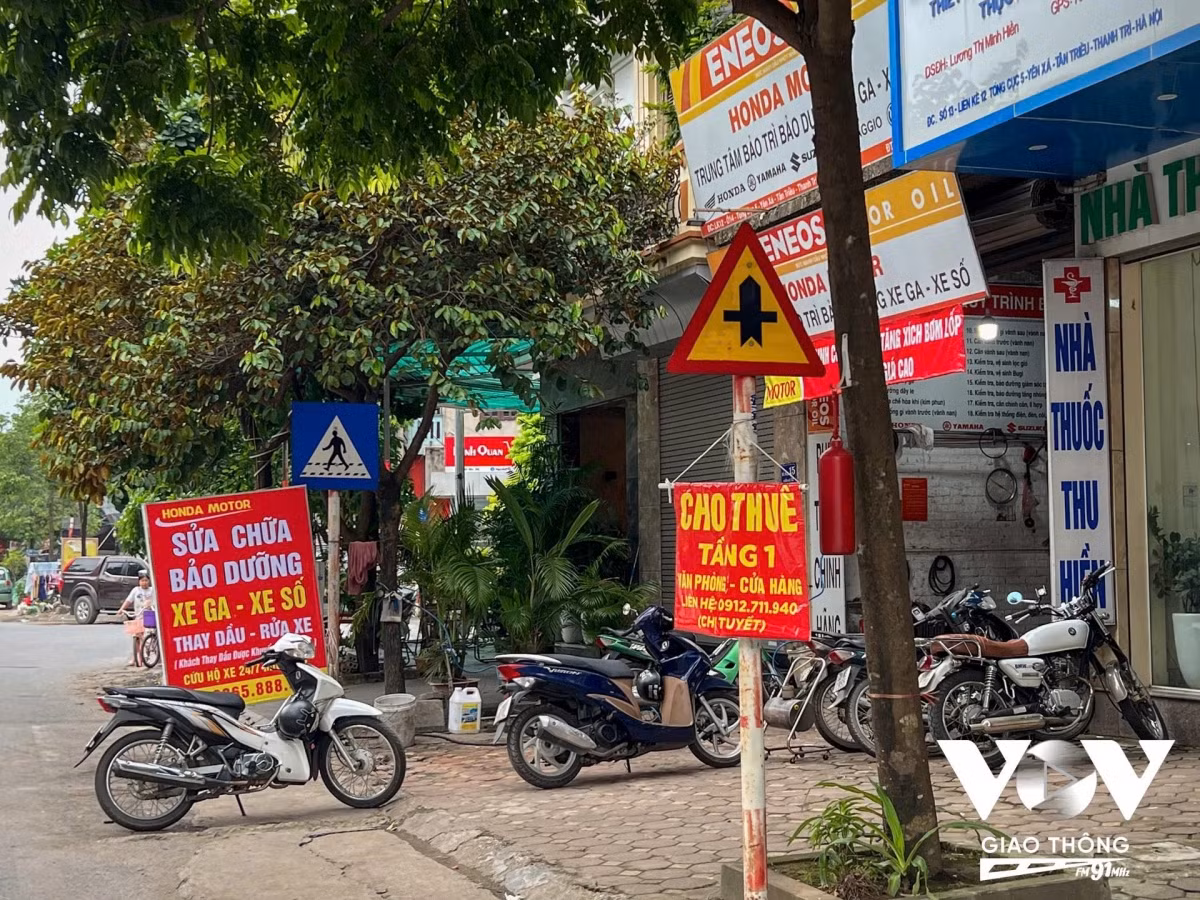 Người dân trưng dụng treo biển báo giao thông để quảng cáo cho thuê nhà