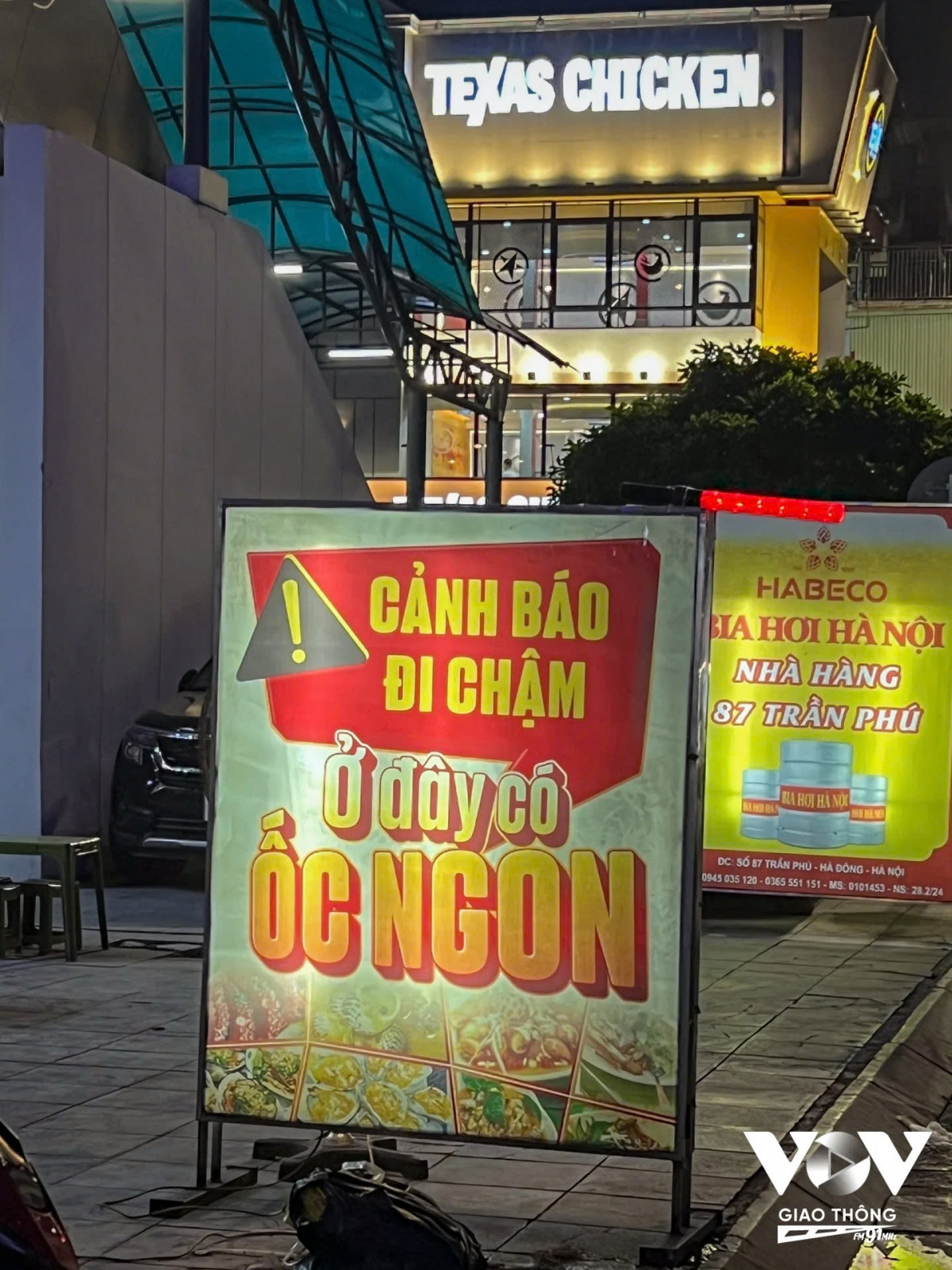 Ảnh: Biển quảng cáo của quán ăn “nhái” biển giao thông, làm người đi đường dễ nhầm lẫn