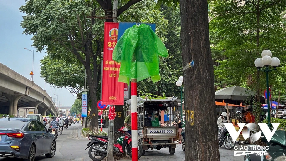 Biển báo hiệu giao thông là một trong những công trình báo hiệu đường bộ quan trọng, giúp người tham gia giao thông chấp hành các quy tắc, góp phần bảo đảm trật tự, an toàn giao thông. Do vậy, luật pháp nghiêm cấm việc xâm phạm, phá hoại những công trình báo hiệu đường bộ nói chung, biển báo giao thông nói riêng (Ảnh: Biển báo trên đường Khuất Duy Tiến (Thanh Xuân, Hà Nội) bị treo áo mưa che hoàn toàn)