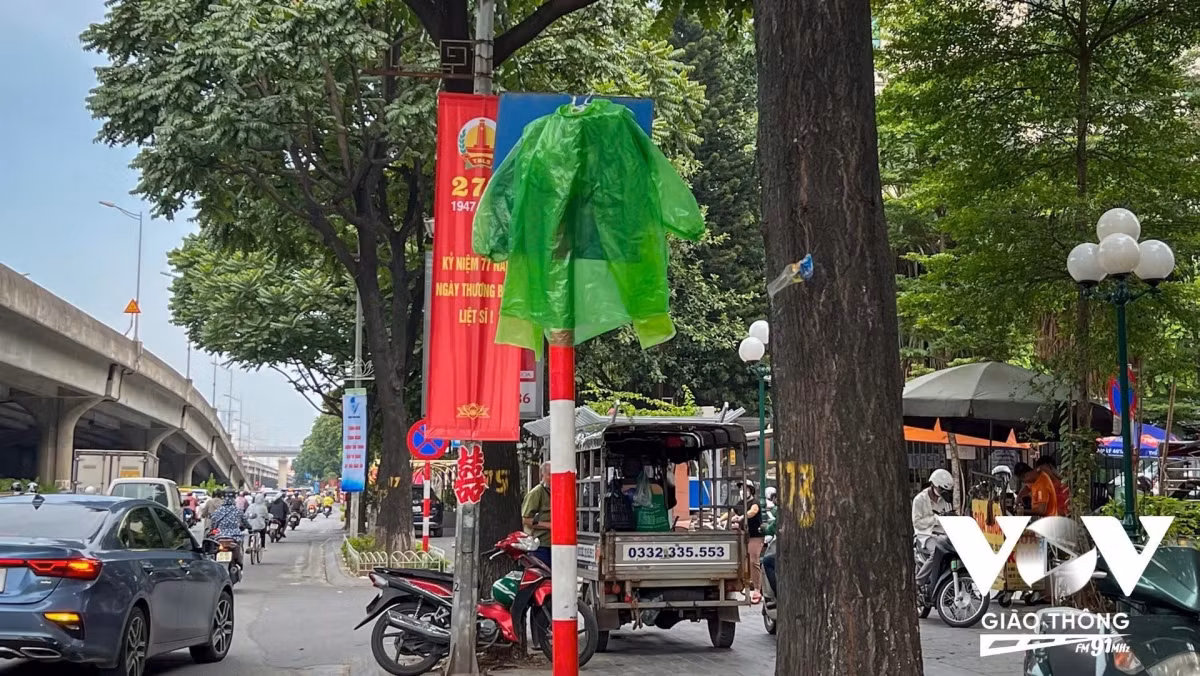 Biển báo hiệu giao thông là một trong những công trình báo hiệu đường bộ quan trọng, giúp người tham gia giao thông chấp hành các quy tắc, góp phần bảo đảm trật tự, an toàn giao thông. Do vậy, luật pháp nghiêm cấm việc xâm phạm, phá hoại những công trình báo hiệu đường bộ nói chung, biển báo giao thông nói riêng (Ảnh: Biển báo trên đường Khuất Duy Tiến (Thanh Xuân, Hà Nội) bị treo áo mưa che hoàn toàn)