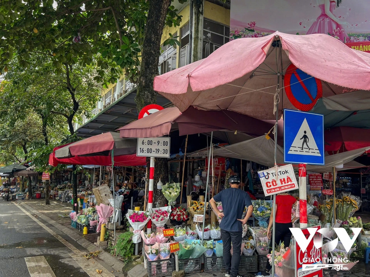 Tại đường Nguyễn Khang (Cầu Giấy, Hà Nội) ô dù của các hộ kinh doanh che lấp biển báo giao thông. Tình trạng biển báo được cắm thoải mái và chồng chéo, rối ren lên nhau ở khắp nơi khiến cho người dân cảm thấy đây cũng là “thủ phạm” chiếm dụng vỉa hè