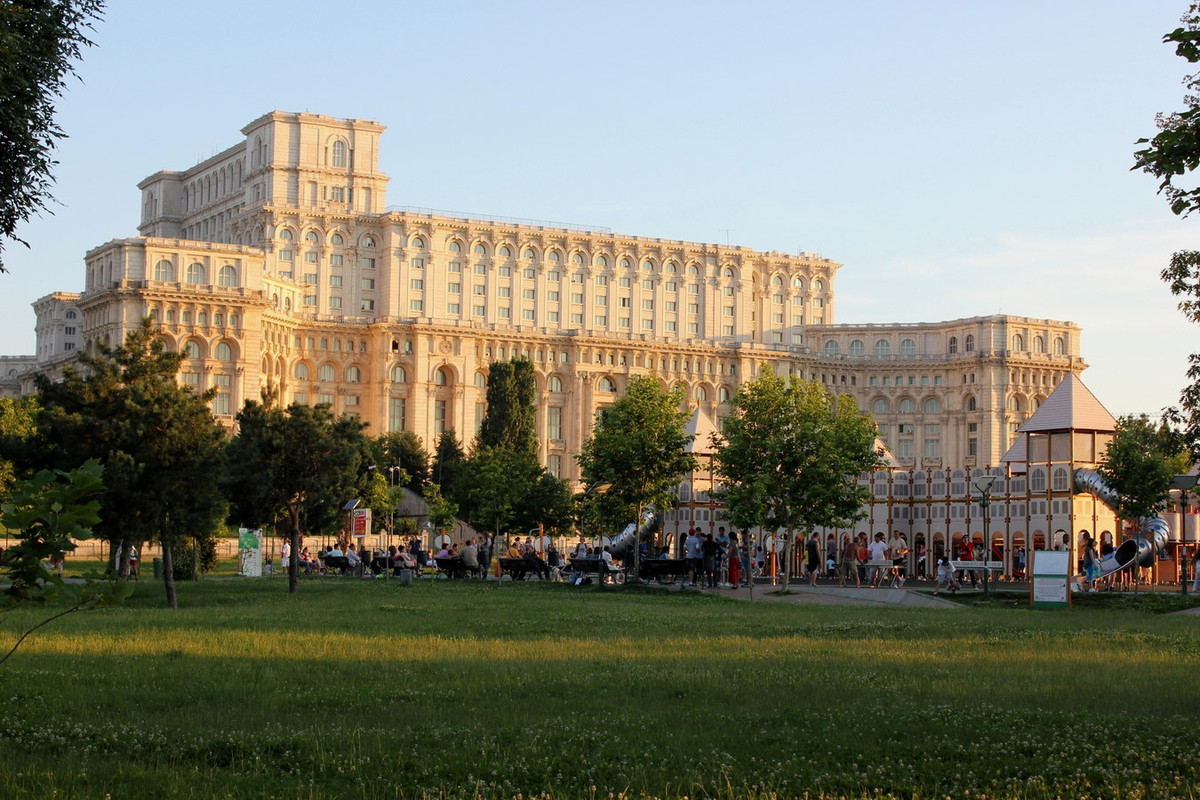 Những năm gần đây, đã có ý kiến biến công trình kiến trúc khổng lồ này thành một trung tâm mua sắm và vui chơi giải trí phức hợp. Ảnh: roxana.mironescu.