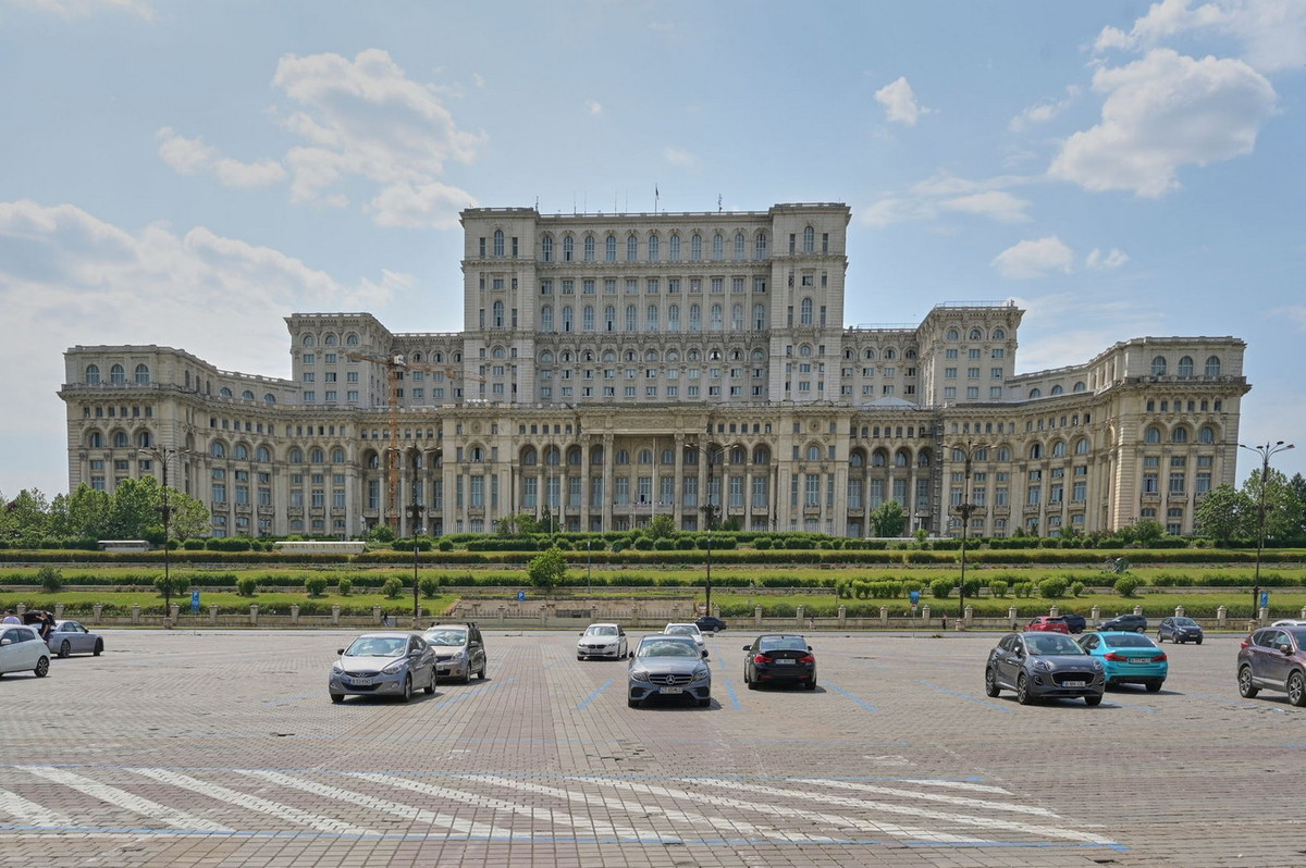 Tòa nhà có 12 tầng nổi và 8 tầng ngầm, khoảng 3.100 căn phòng với tổng diện tích sàn 365.000 m2. Ảnh: Locationscout.