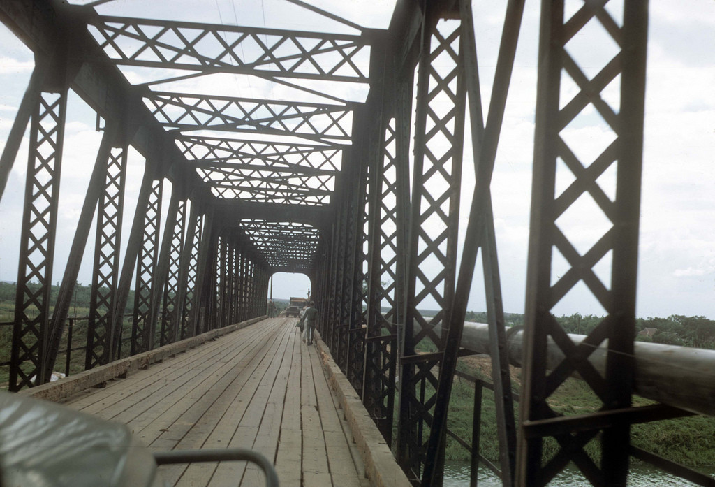 Trên cầu Quảng Trị, cây cầu bắc qua Quốc lộ 1, gần thị xã Quảng Trị. Ảnh: vstreech.