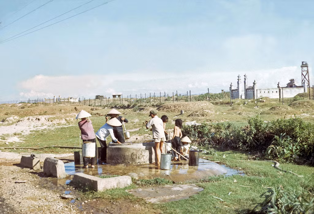 Người dân địa phương lấy nước ở giếng công cộng. Ảnh: vstreech.