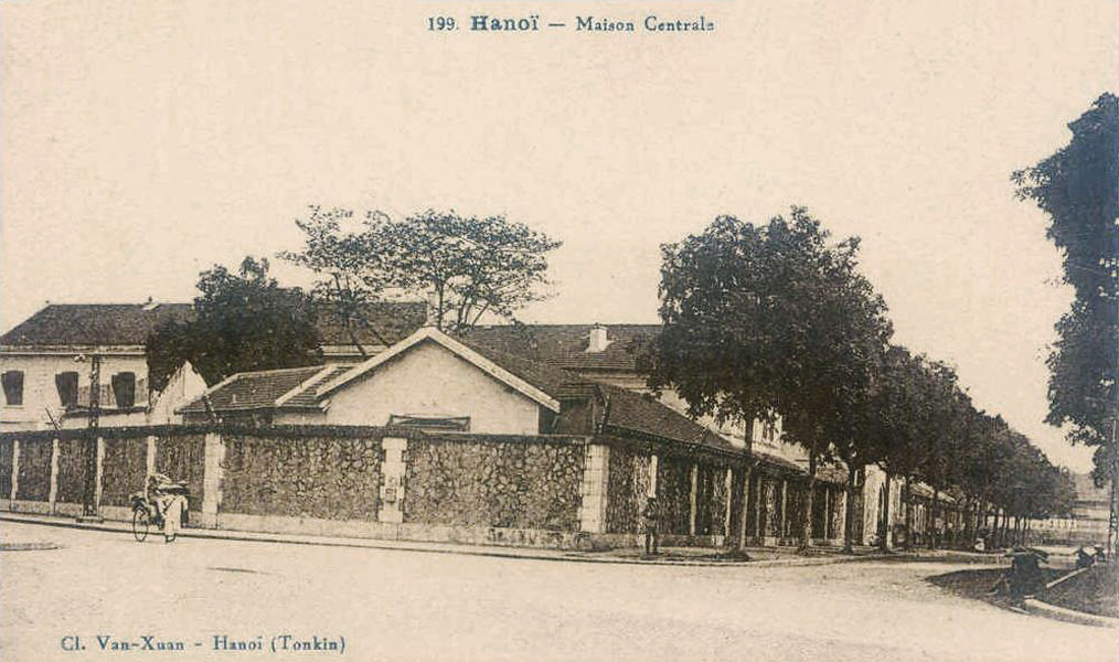 Bên ngoài nhà tù Hòa Lò, Hà Nội đầu thế kỷ 20. Ảnh: Manhhai / Flickr.