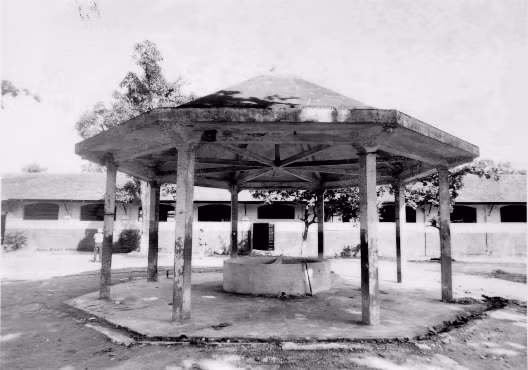 Bể tắm công cộng dùng cho tù nhân nhà tù Hỏa Lò, 1994. Ảnh: Hoalo.vn.