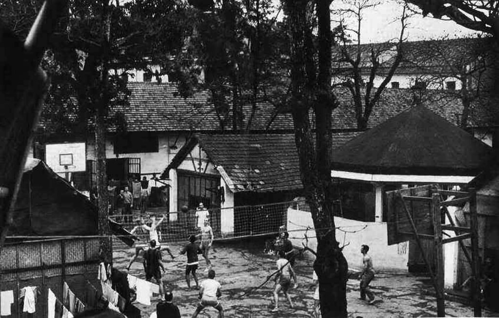 Tù binh phi công Mỹ chơi bóng rổ trong sân nhà tù Hỏa Lò, 1973. Ảnh: Manhhai / Flickr.