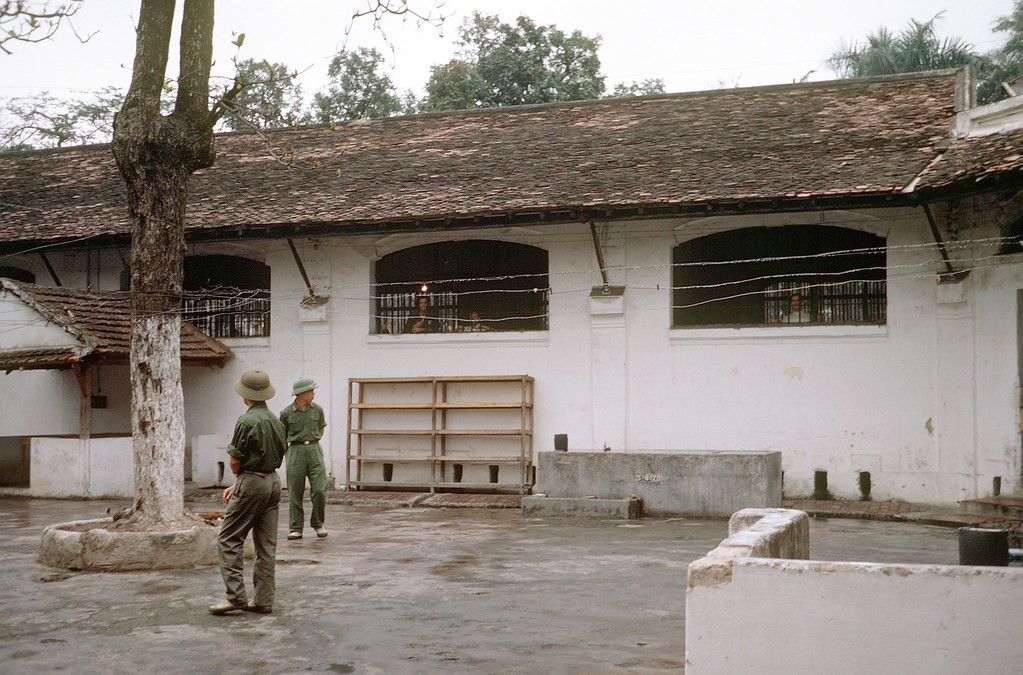 Bên ngoài khu phòng giam tù binh phi công Mỹ ở nhà tù Hỏa Lò, đầu năm 1973. Ảnh: U.S Military photograph.