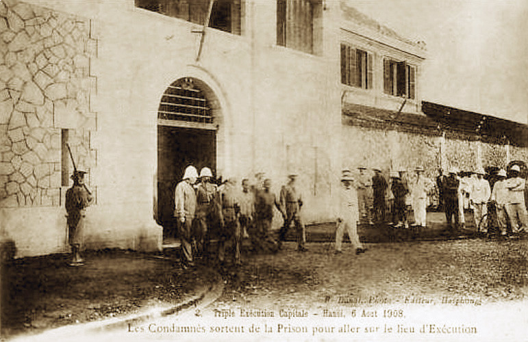 Tử tù trong vụ Hà thành đầu độc rời nhà tù Hỏa Lò để đến nơi hành hình, 6/8/1908. Ảnh: Manhhai / Flickr.