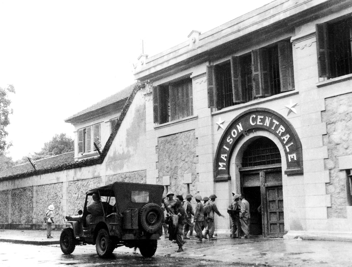 Bộ đội, công an của ta tiếp quản Nhà tù Hỏa Lò ngày 10/10/1954. Ảnh: Hoalo.vn.