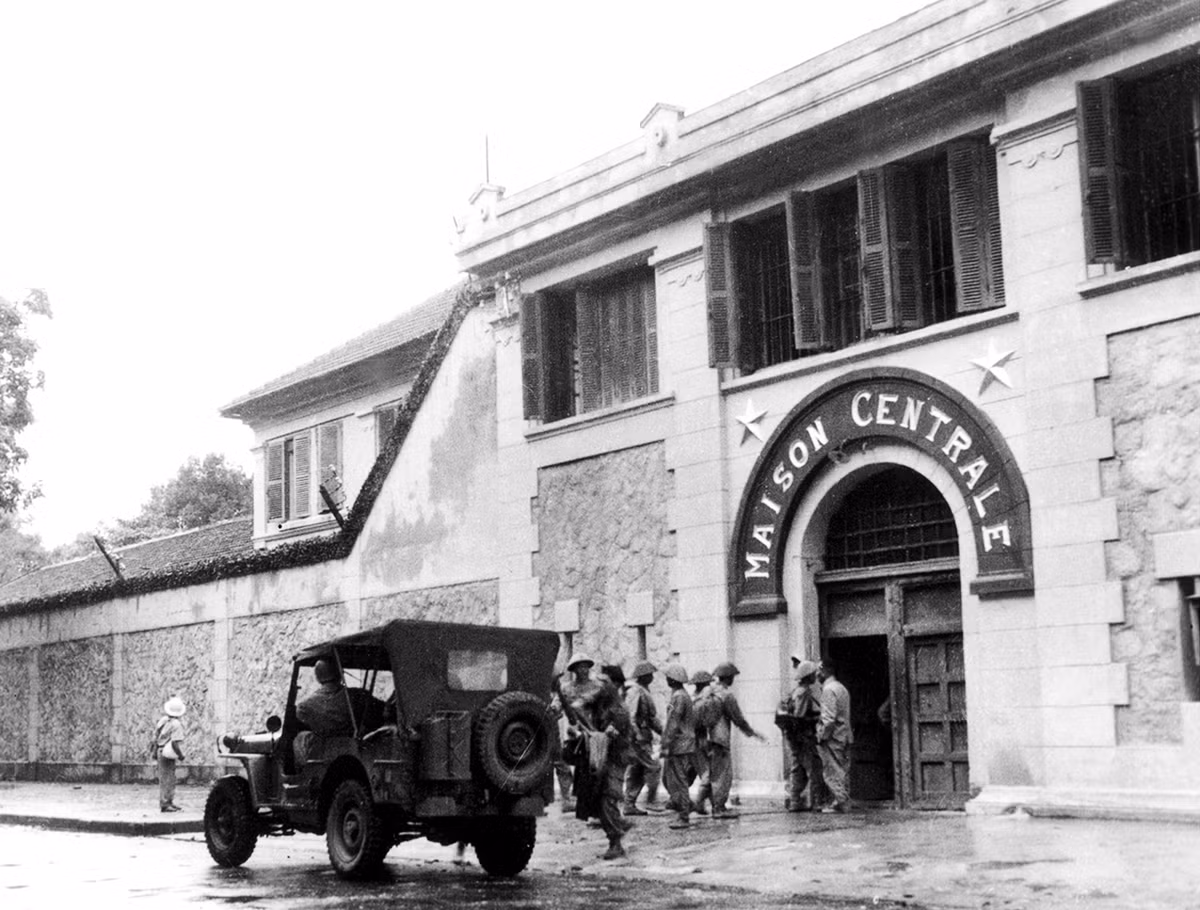 Bộ đội, công an của ta tiếp quản Nhà tù Hỏa Lò ngày 10/10/1954. Ảnh: Hoalo.vn.