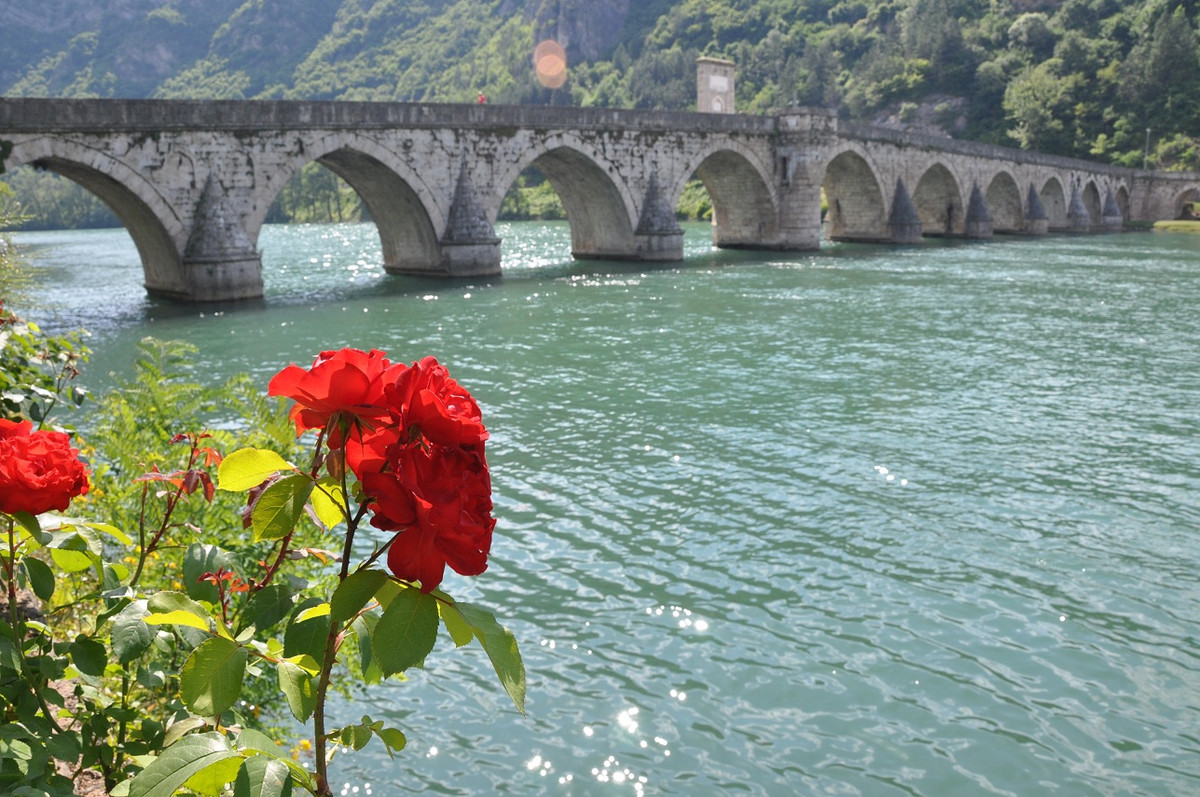 Sau thế chiến II, cầu Mehmed Paša Sokolović được thế giới biết đến rộng rãi nhờ cuốn sách "Cầu trên sông Drina", viết năm 1945. Tác giả của cuốn sách là nhà văn Nam Tư Ivo Andrić, người đoạt Giải Nobel Văn học năm 1961. Ảnh: Oxfam Italia.